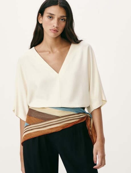 BLUSA CON ESCOTE EN V Y MANGAS 3/4 BEIGE