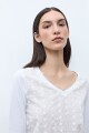 Remera escote V con broderie blanco
