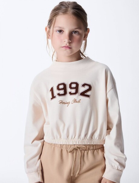BLUSA INFANTIL CON CUELLO ALTO Y ESTAMPA BEIGE