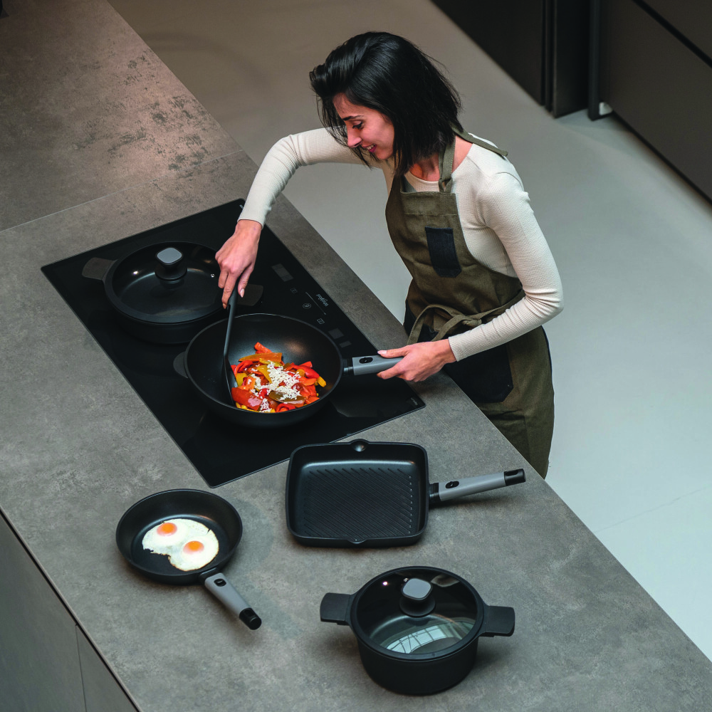 PLANCHA 28CM ACERO-INOXIDABLE-Y-ALUMINIO NEGRO GUZZINI