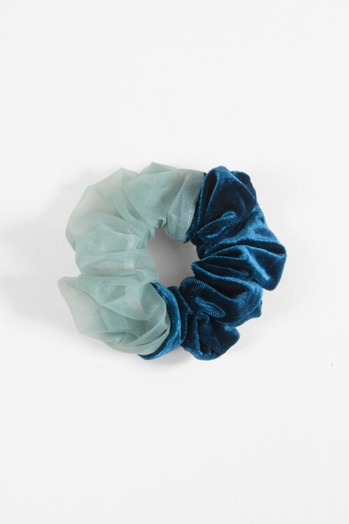 Gomita scrunchie tul y terciopelo celeste