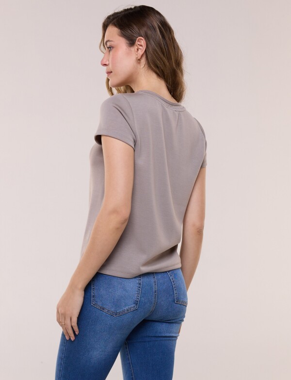 Remera Con Detalle Calado En Escote TOSTADO