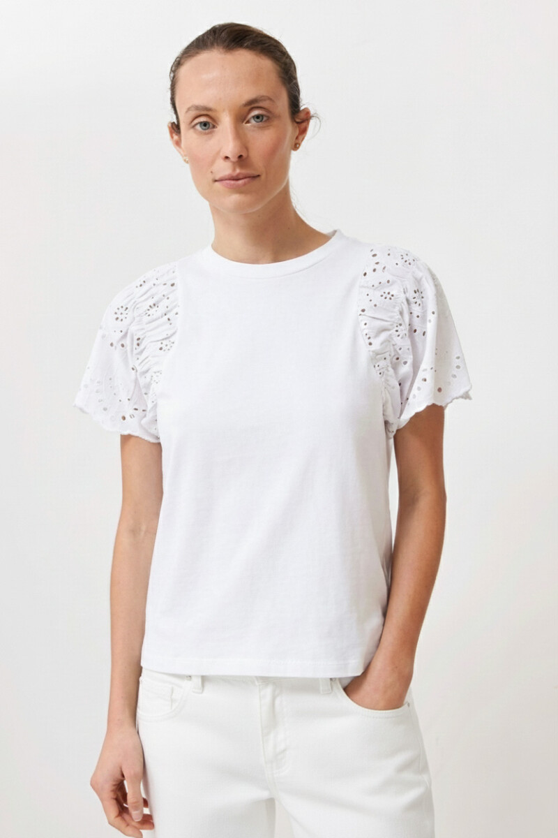 Remera con mangas de broderie blanco