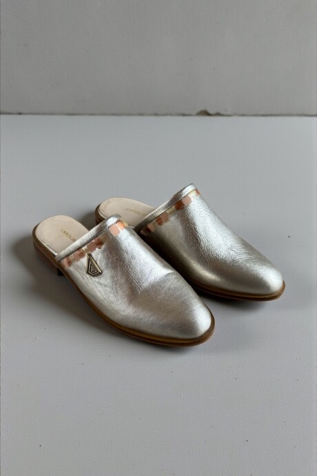 Sandalias LIA Dorado Pálido Línea Ottenta Con Arte Sandalias LIA Dorado Pálido Línea Ottenta Con Arte