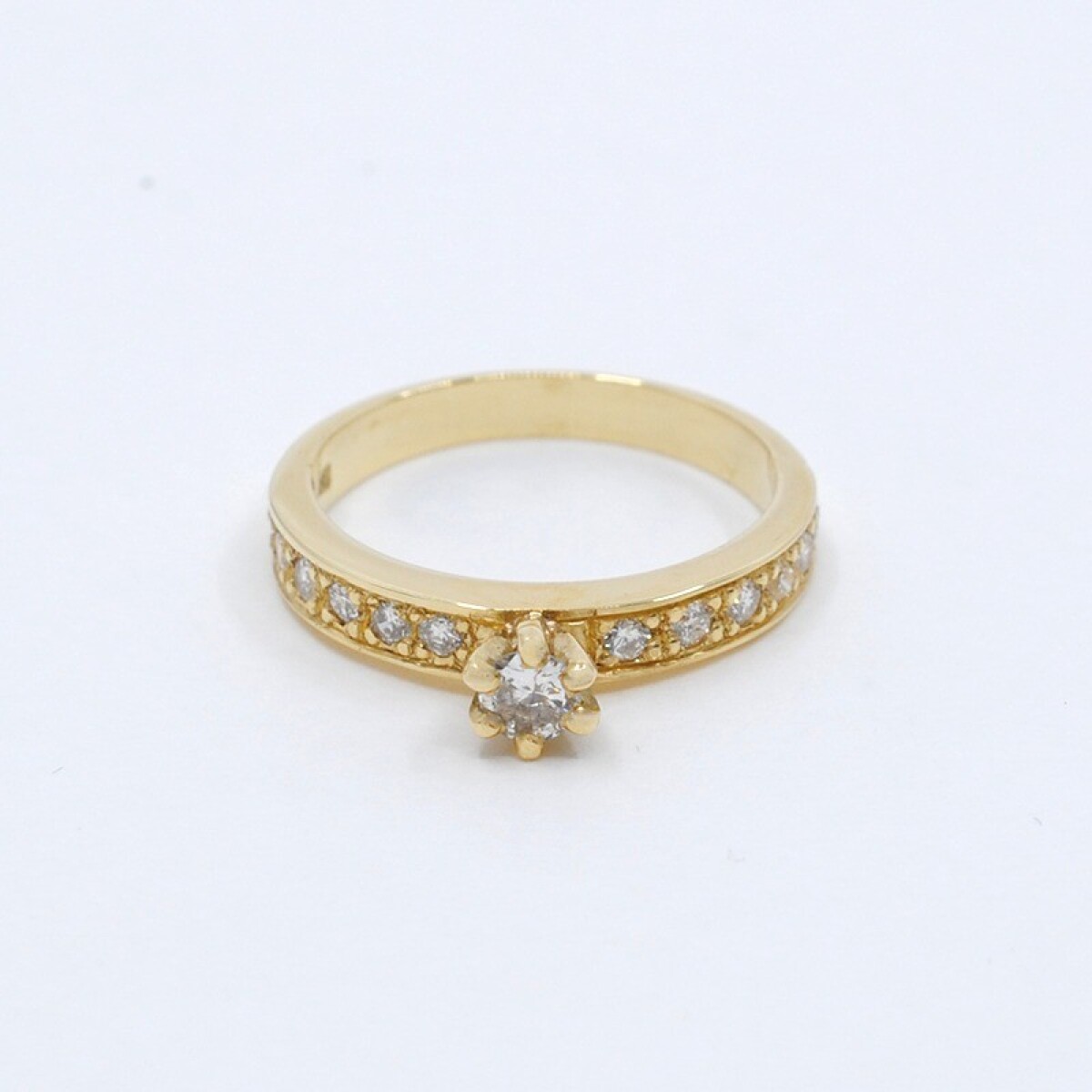Anillo En Oro 18K Amarillo Con Brillantes 