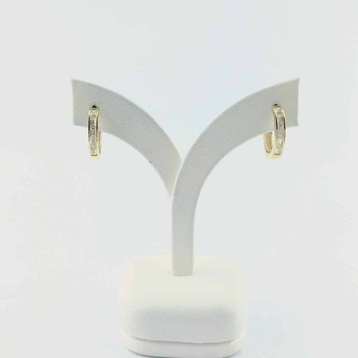 Aritos de oro 9ktes con circonias baguette. 
