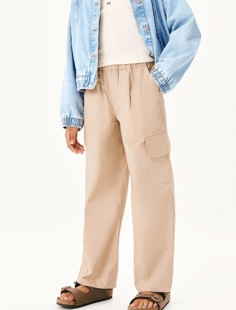 PANTALÓN CON BOLSILLOS BEIGE