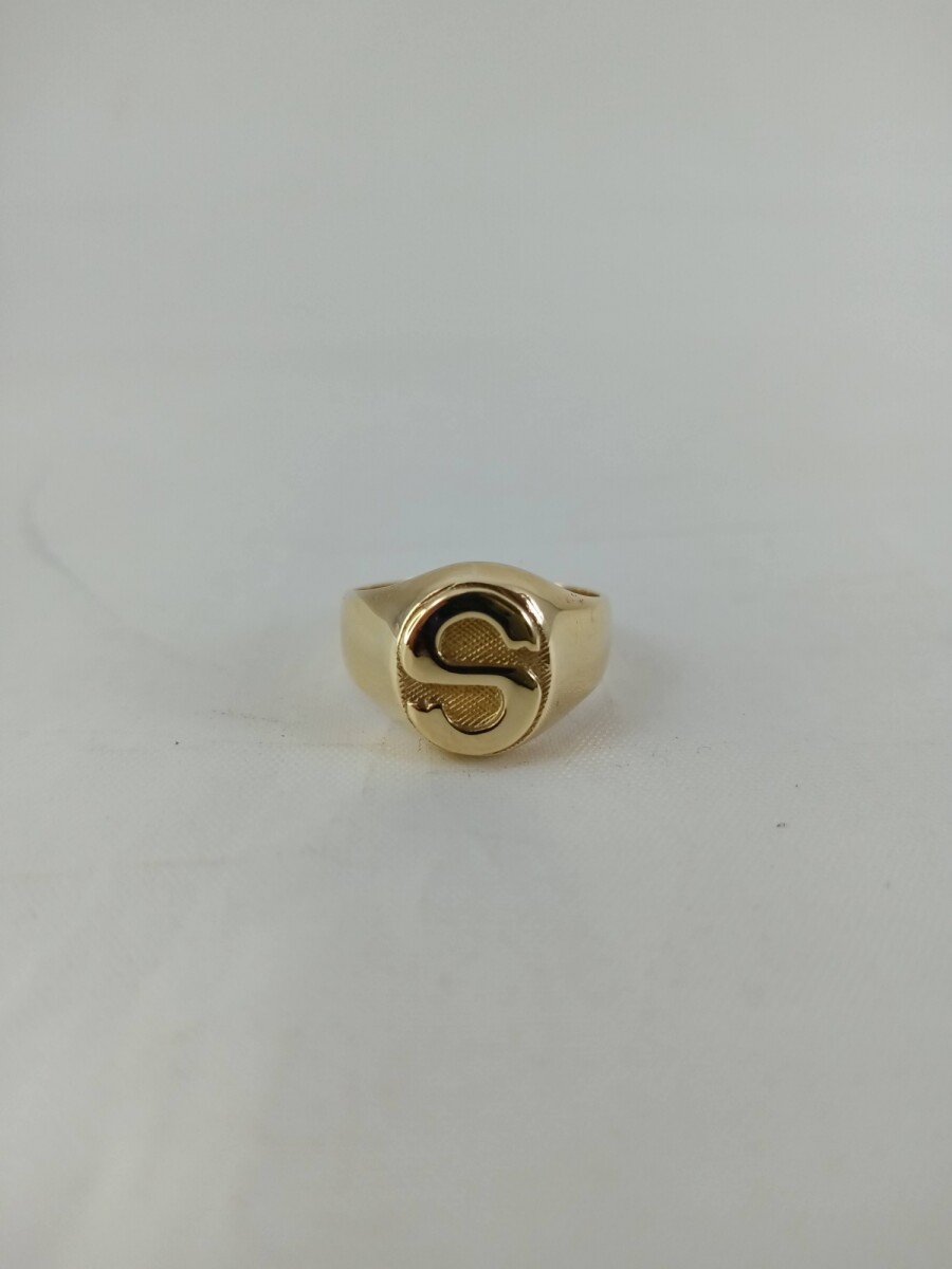 Anillo sello Inicial Oro 18 kilates 