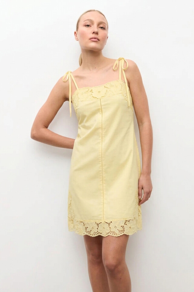 Vestido con encaje amarillo claro