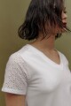 Remera escote V con broderie blanco