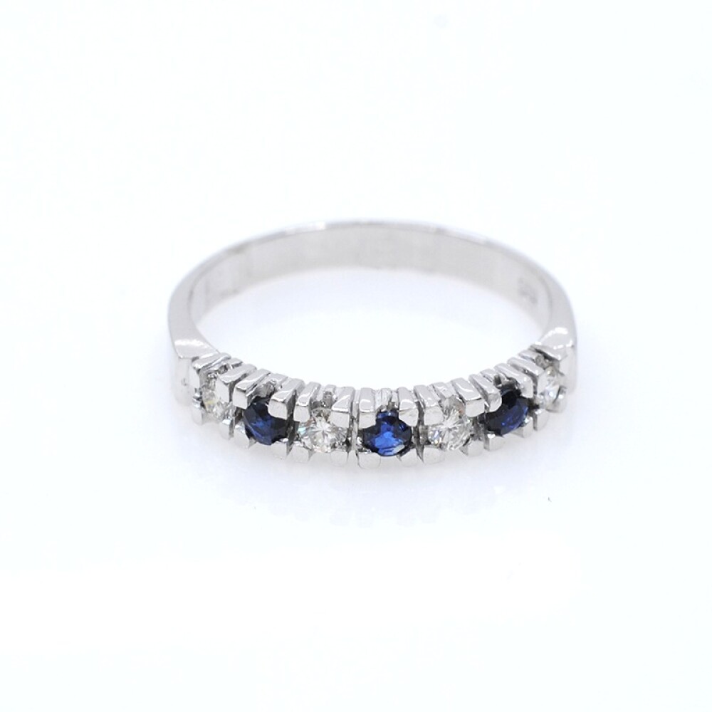 Anillo en oro 18k blanco, brillantes y zafiros. Anillo en oro 18k blanco, brillantes y zafiros.
