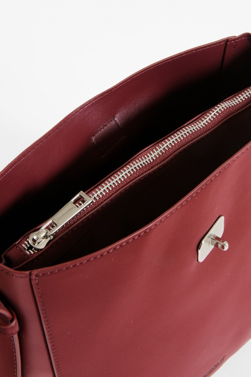 Cartera bandolera con hebilla rojo
