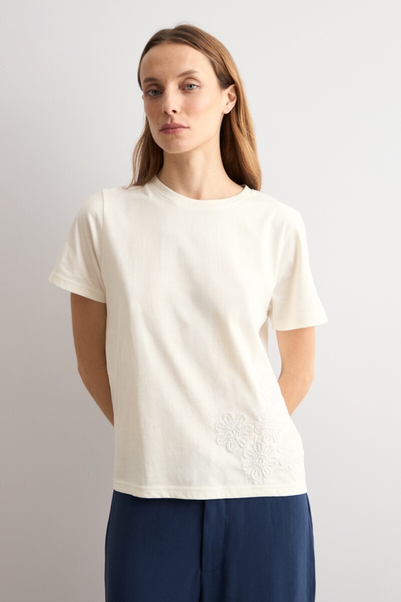 Remera flores de crochet crudo