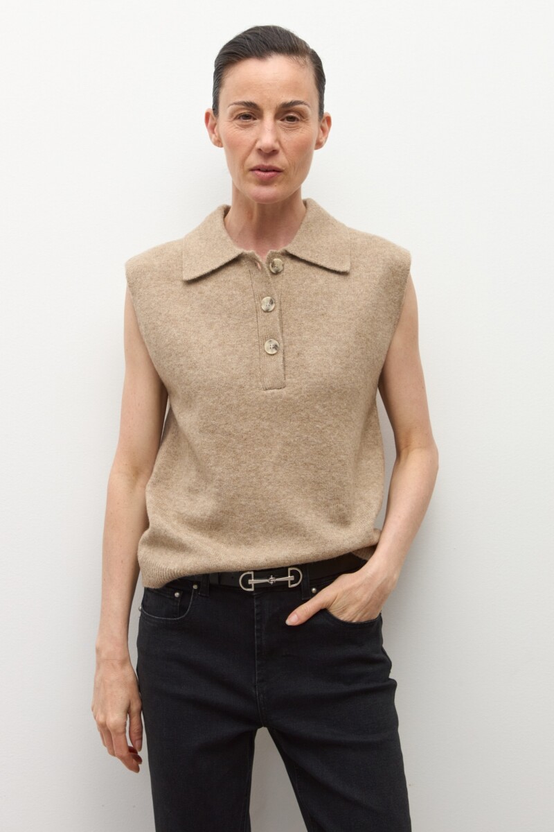 Chaleco tejido cuello polo tostado melange