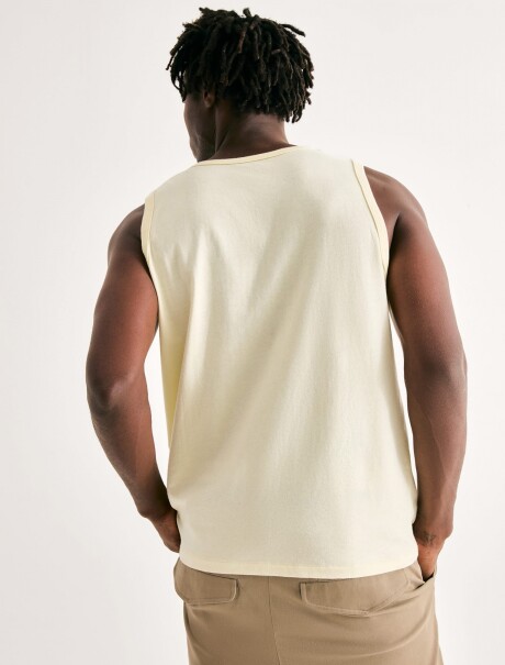 MUSCULOSA BÁSICA CON ESTAMPA AMARILLO