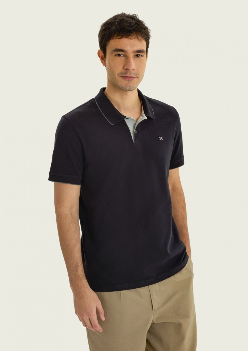 CAMISETA DE CUELLO CON BORDADO - NEGRO 