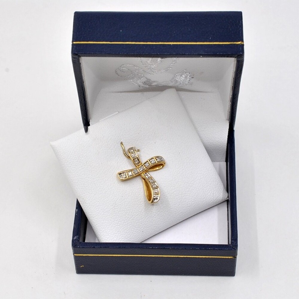 Cruz de oro 18K amarillo y brillantes 20 x 16 mm. Cruz de oro 18K amarillo y brillantes 20 x 16 mm.