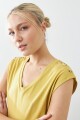 Remera con botones en hombros pistacho