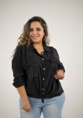 Camisa de lino con flor bordada en bolsillo Negra