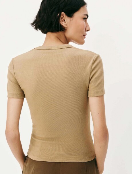 BLUSA CROPPED EN TELA ACANALADA MARRÓN