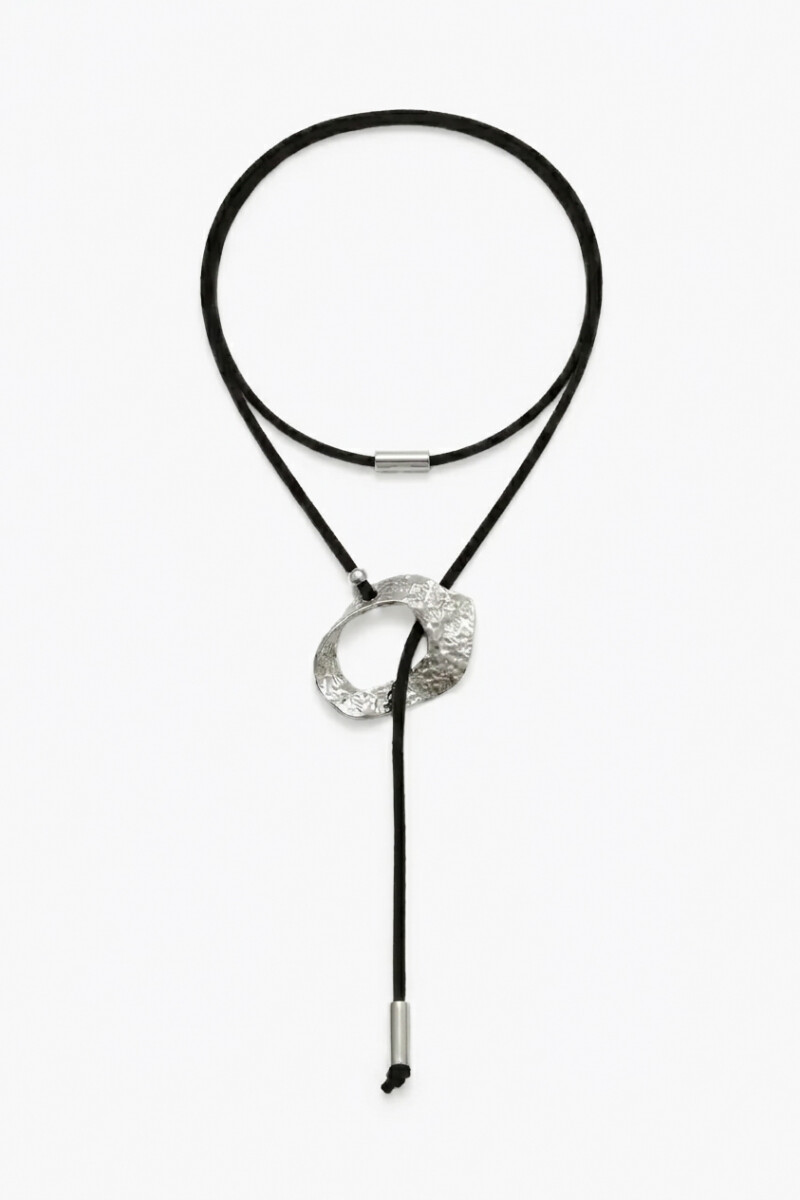 Collar con cordon y dijes de acero plateado
