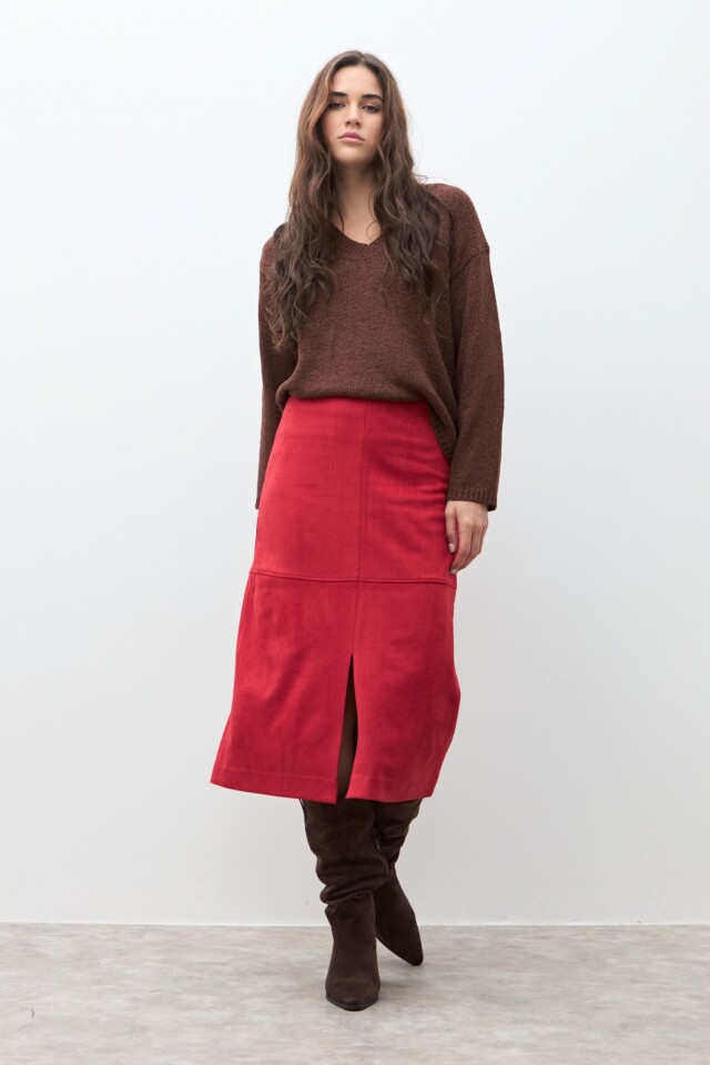 Falda simil gamuza con tajo rojo
