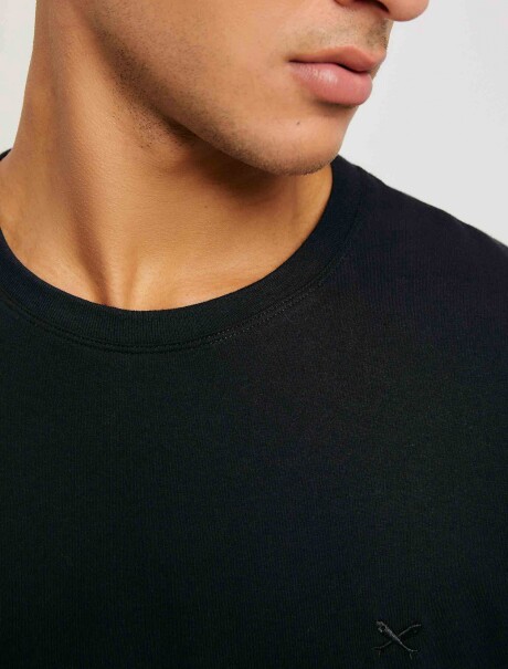 CAMISETA BÁSICA WORLD CON BORDADO NEGRO