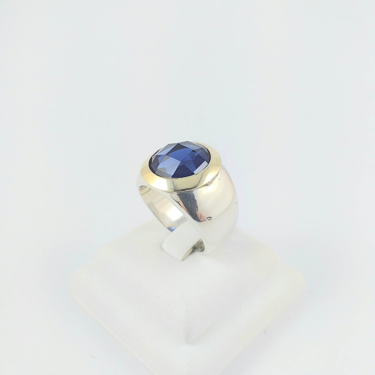 Anillo de plata 925 con detalles en double de oro 18Ktes, con circonia azul central 15mm, diámetro interno 18.5mm #17 