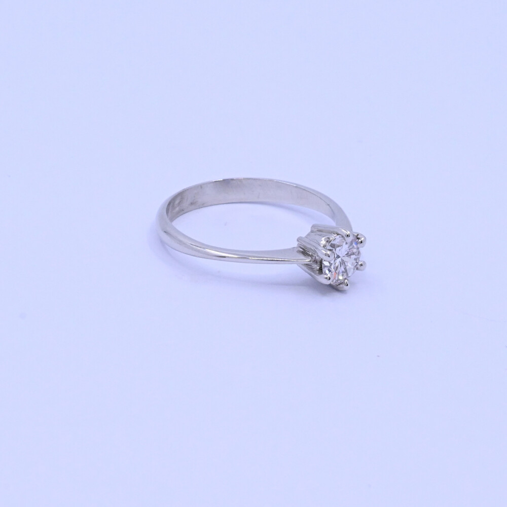 Anillo solitario oro 18k blanco con brillante engrace 6 puntas. Anillo solitario oro 18k blanco con brillante engrace 6 puntas.