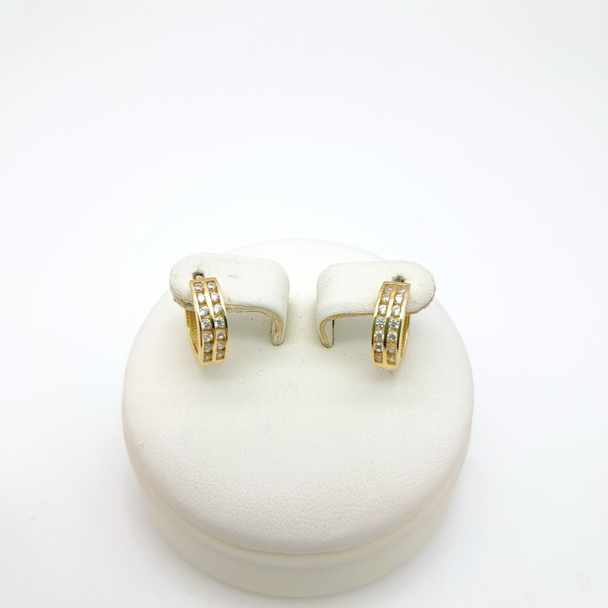 Par de aros de oro 9 ktes con circonias. 
