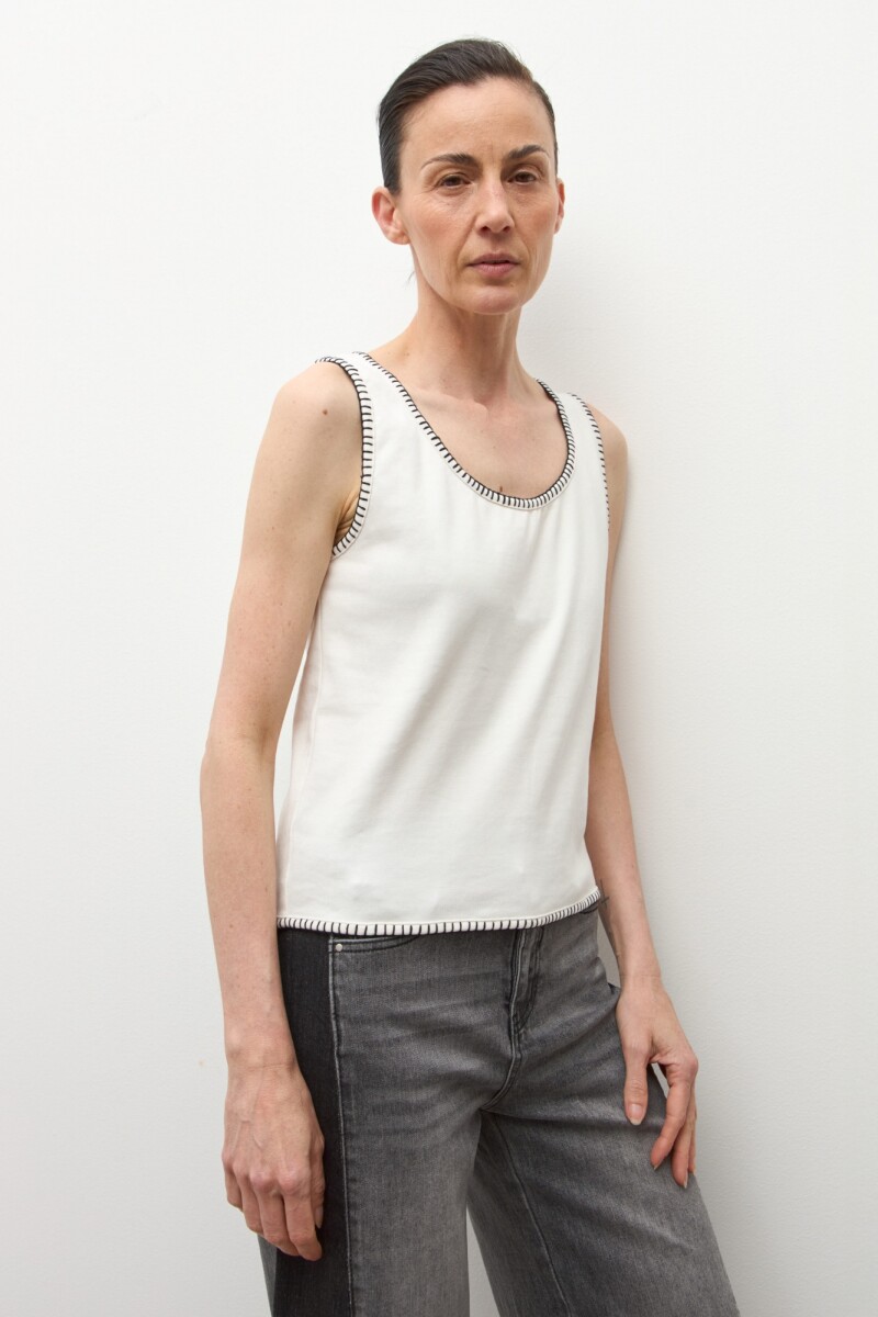 Top con bordado crudo