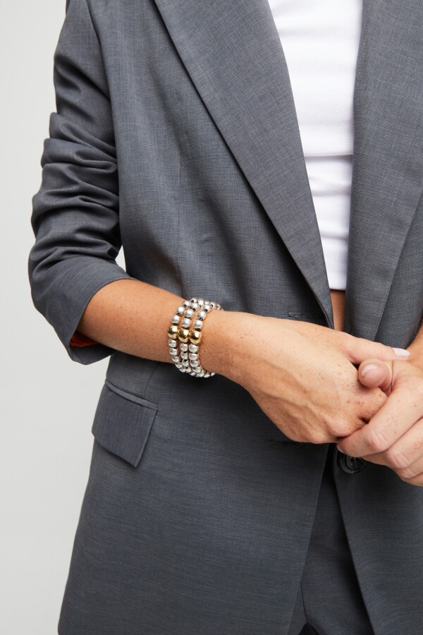 PULSERA DE TRES TIRAS DE CUENTAS DE ALEACIÓN DE METALES BAÑADAS EN PLATA DE LEY Y BOLA EN ORO 18K Pulsera