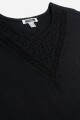 Remera con detalle en broderie NEGRO