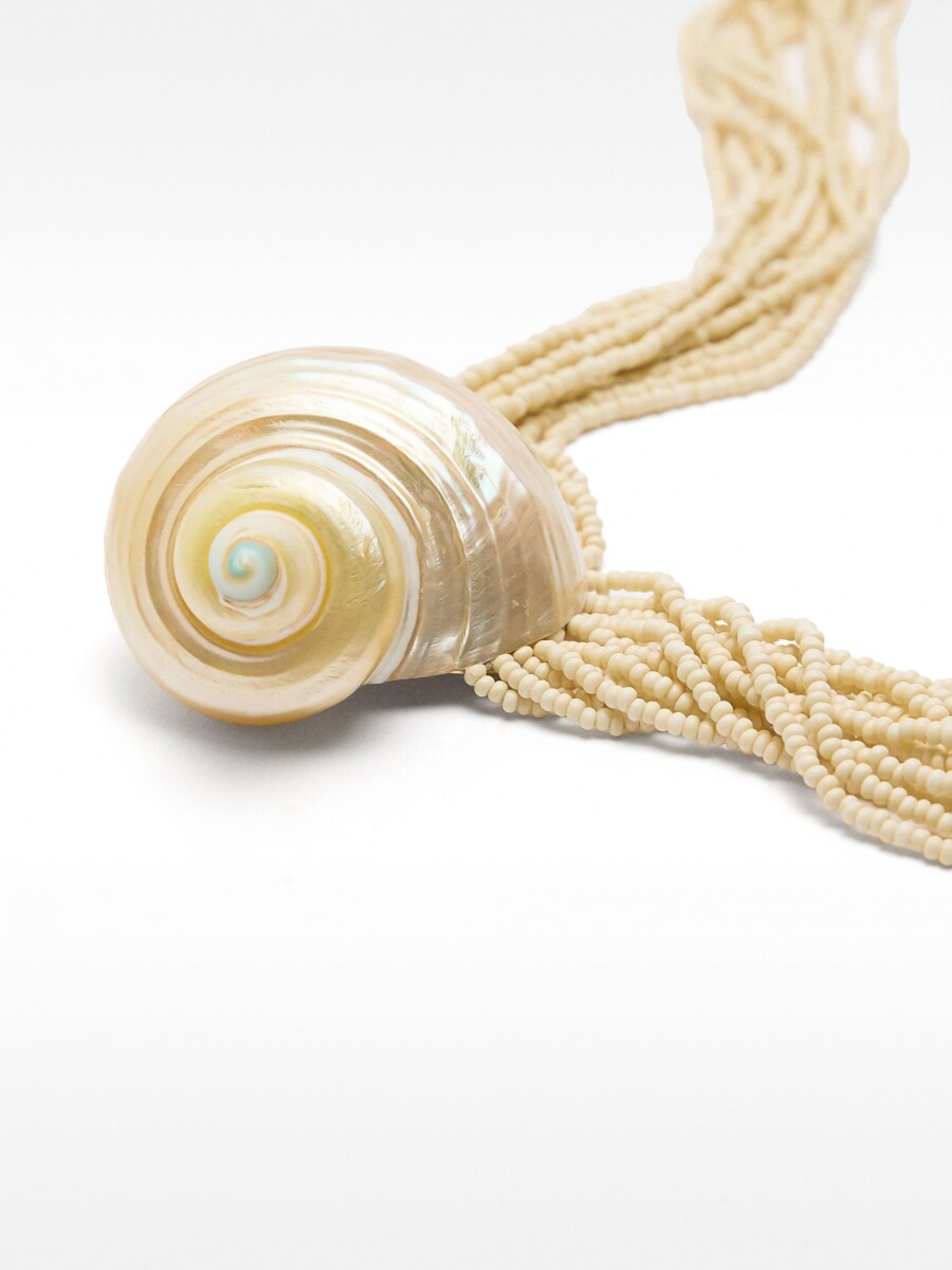 Collar Multihileras Con Concha blanco