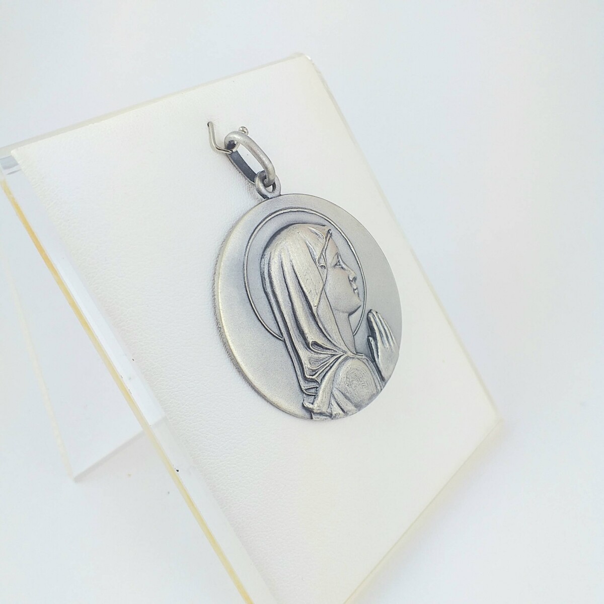 Medalla religiosa Virgen Maria, medidas diámetro 4cm, material alpaca. 