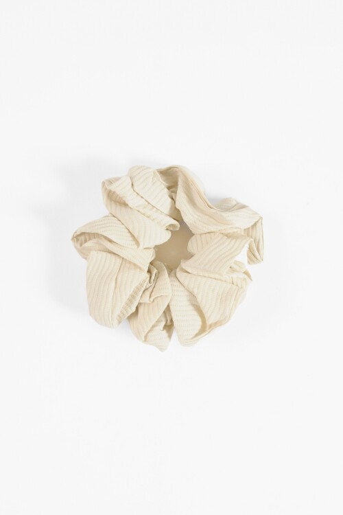 Gomita scrunchie lisa crudo