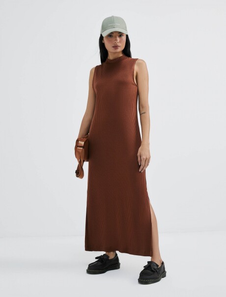 VESTIDO LARGO SIN MANGAS MARRÓN