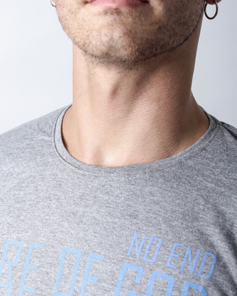 Remera More Of God Less Of Me GRIS
