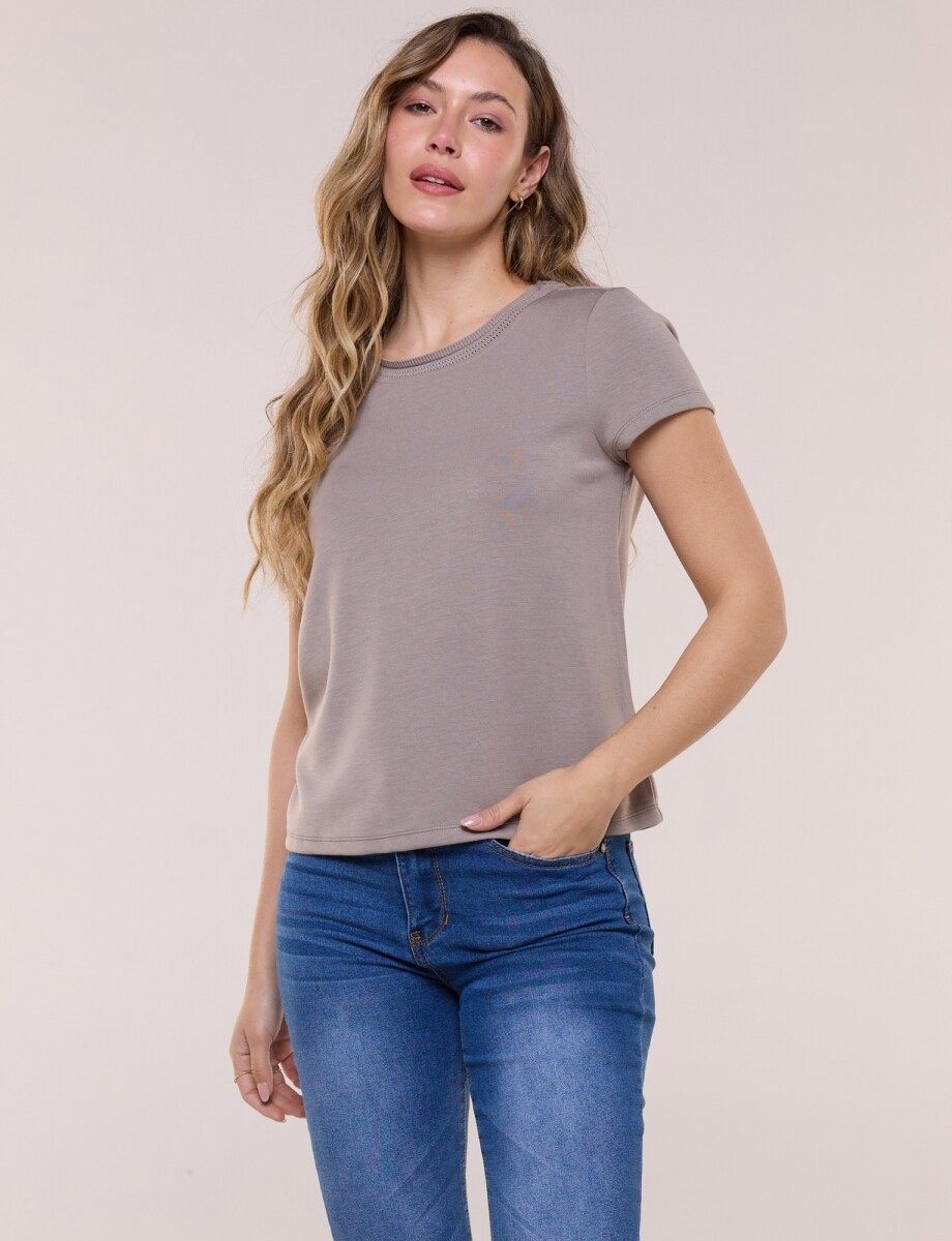 Remera Det Crochet - Tostado 