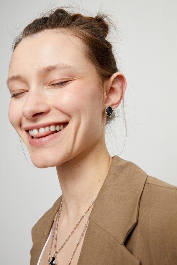 PENDIENTES DE ALEACIÓN DE METALES BAÑADOS EN PLATA DE LEY CON CRISTAL FACETADO GRISACEO Pendiente