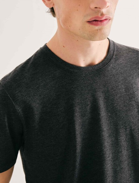 CAMISETA BÁSICA UNISSEX REGULAR WORLD GRIS OSCURO