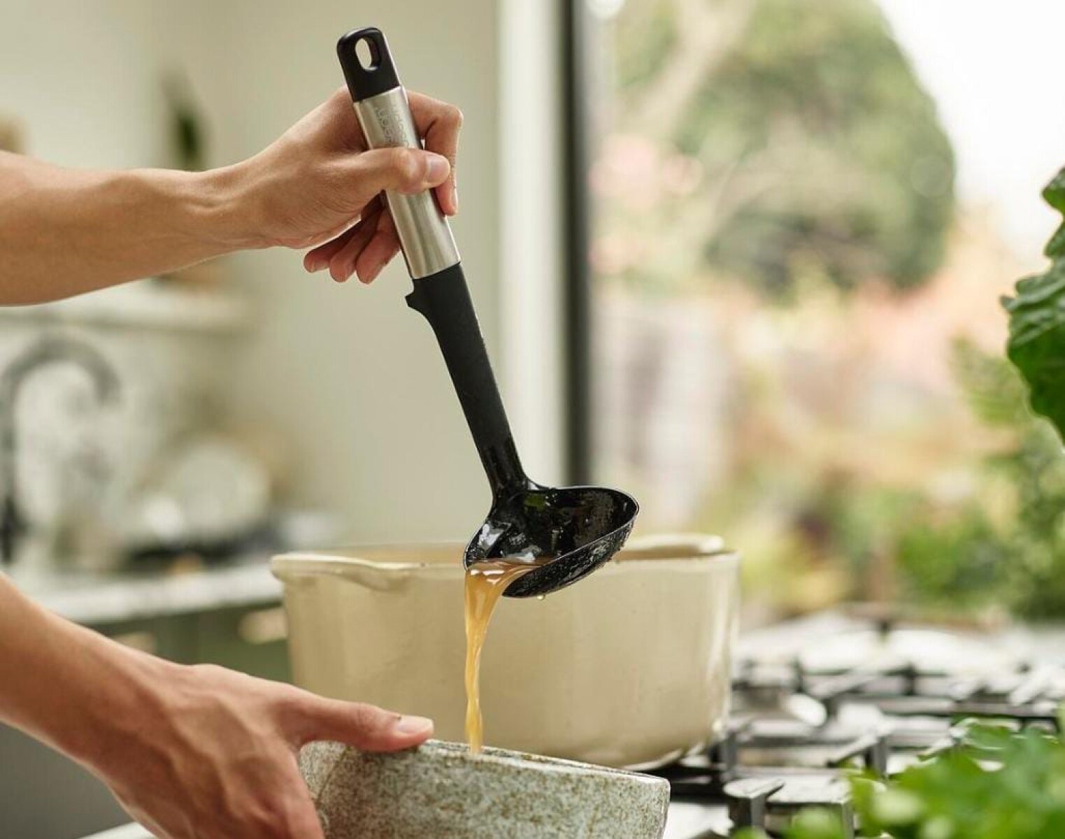 Cucharón profundo de silicona con mango de acero 