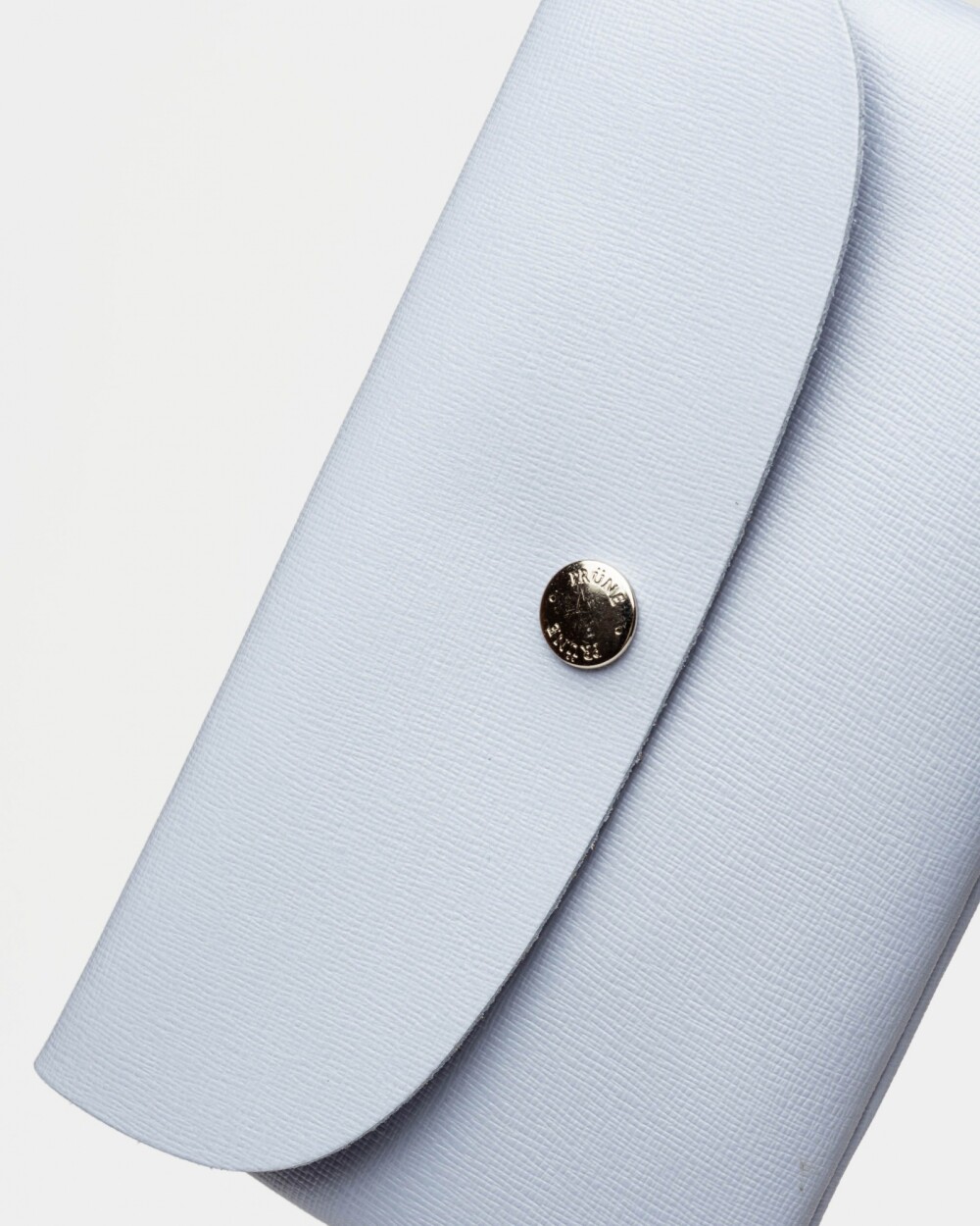 Sobre Santina en cuero grabado saffiano Celeste