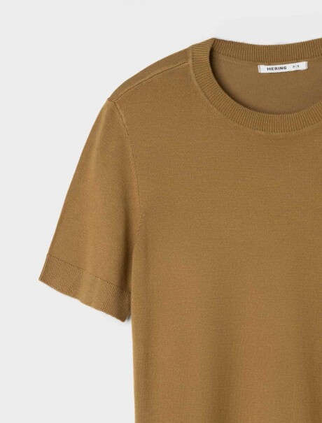BLUSA DE PUNTO LIGERA DE MANGA CORTA MARRÓN