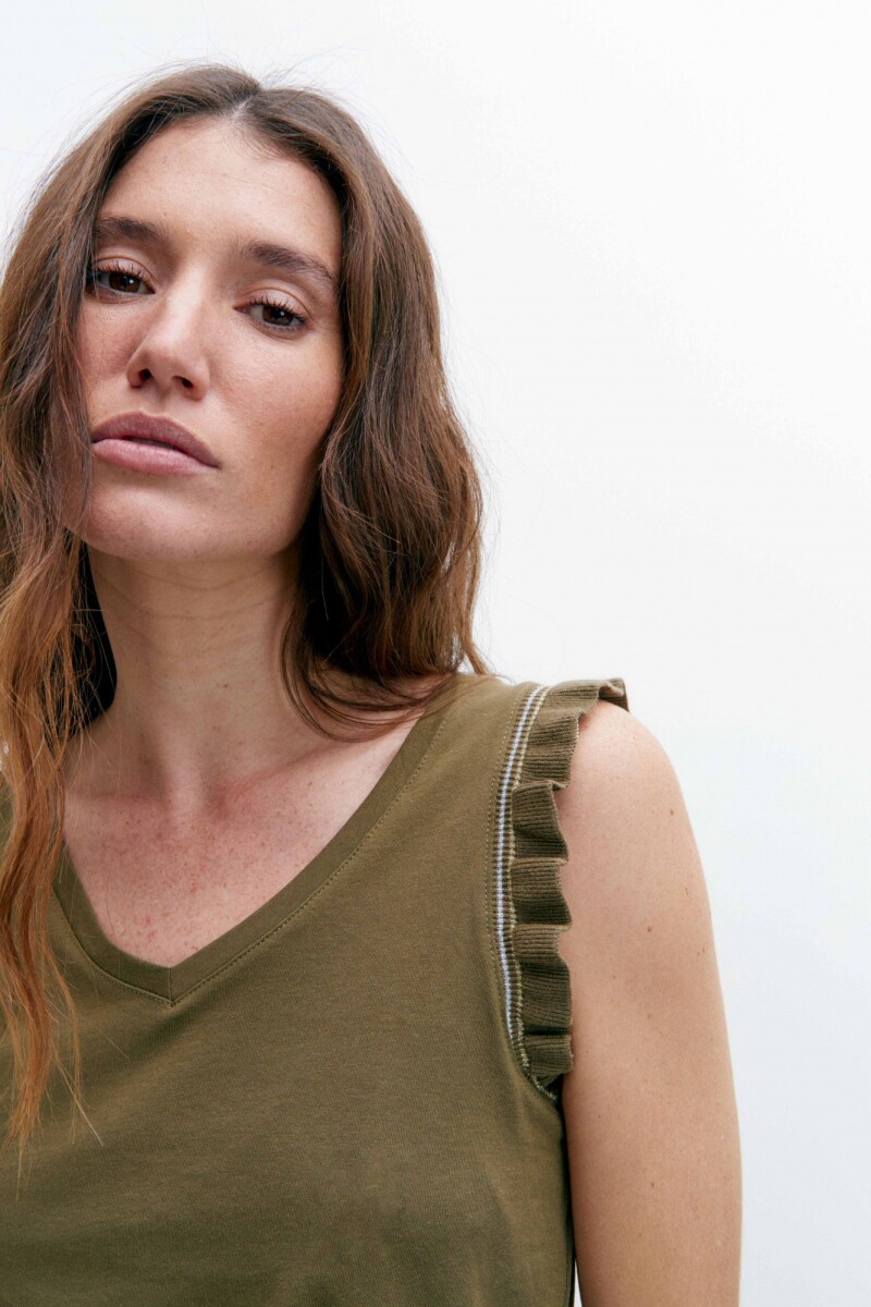 Musculosa escote V con volado tejido verde oliva