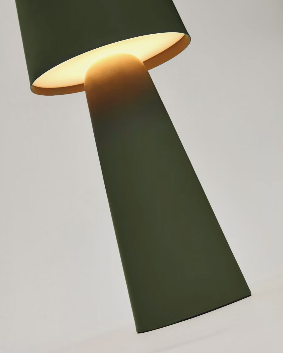 Lámpara de mesa Arenys grande de exterior de metal con acabado pintado verde