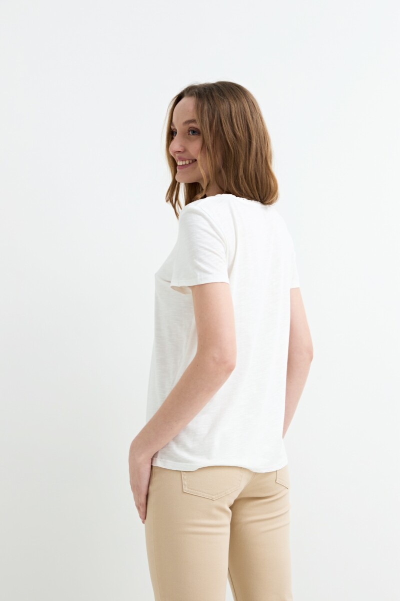 Remera m/c con broderie en cuello BLANCO