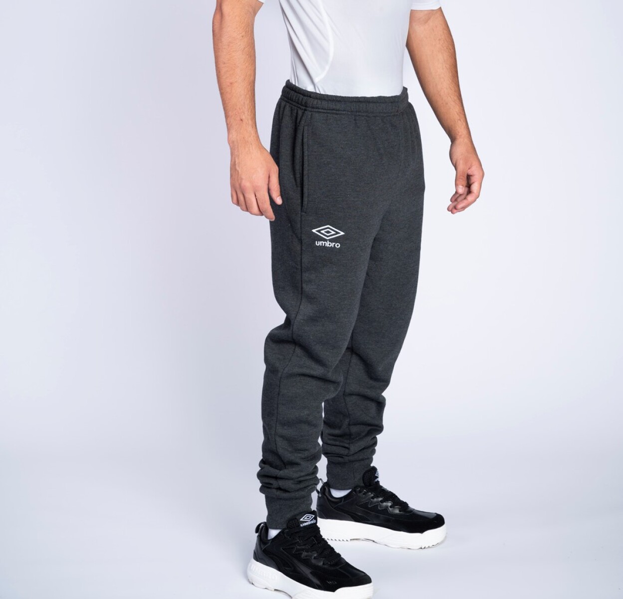 Pantalón Básico Umbro Hombre - 02m 