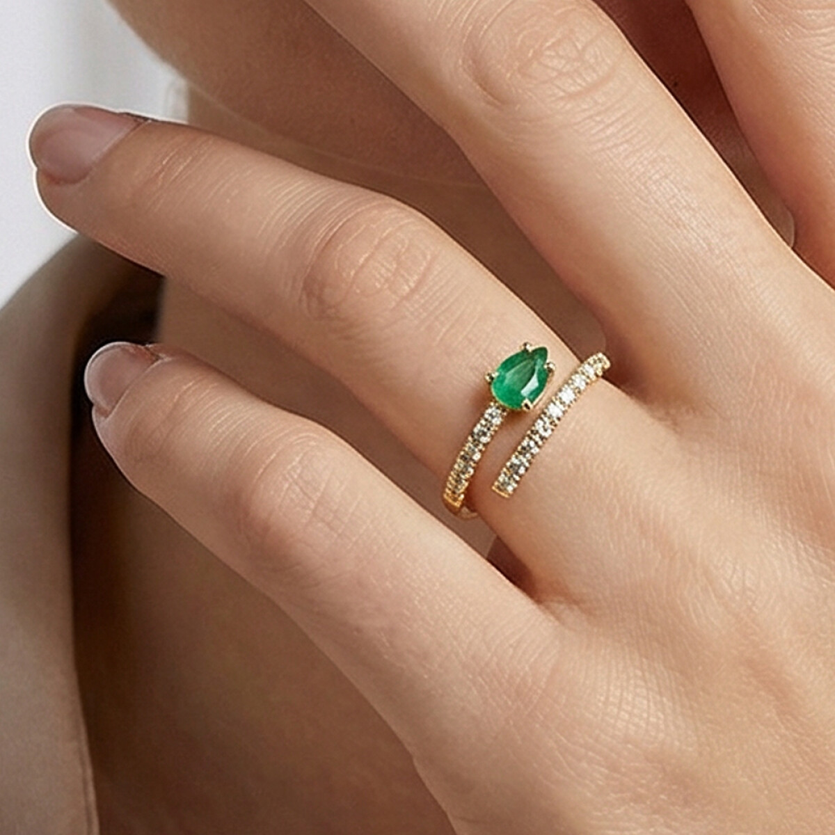 Anillo Esmeralda Aura de oro amarillo 18k con esmeralda y brillantes 