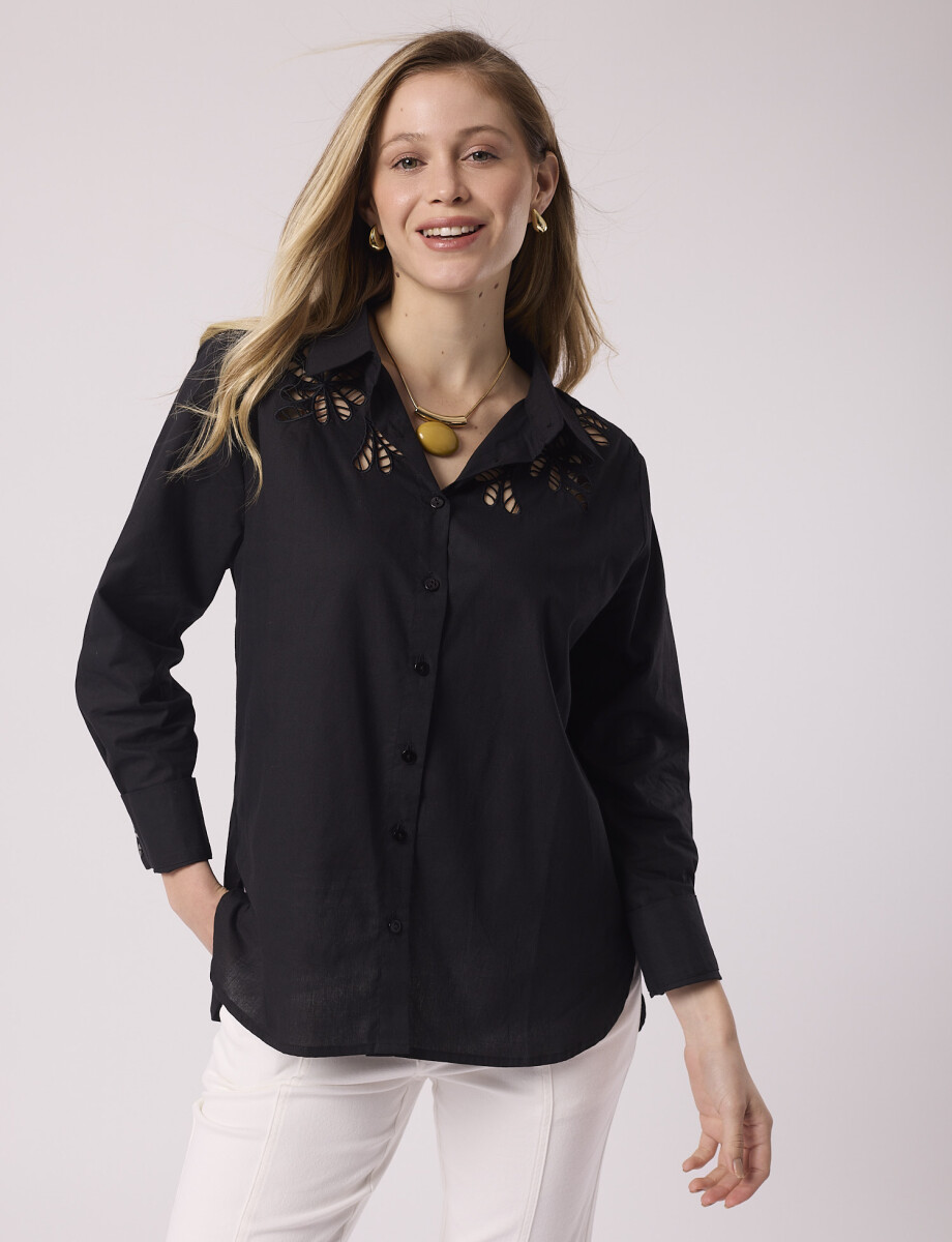 Camisa con bordado negro